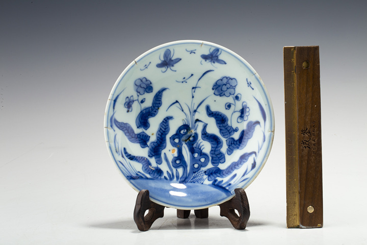 古玩陶瓷·外紫金釉內青花洞石花蝶紋盤
真品鑒賞圖