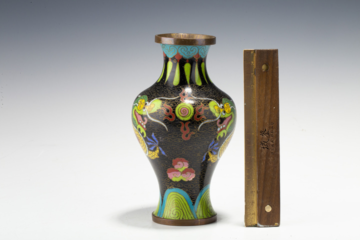 古玩銅器·銅胎掐絲琺瑯雙龍戲珠紋瓶
真品鑒賞圖