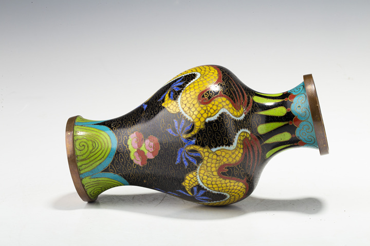 古玩銅器·銅胎掐絲琺瑯雙龍戲珠紋瓶
真品鑒賞圖
