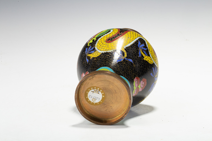 古玩銅器·銅胎掐絲琺瑯雙龍戲珠紋瓶
真品鑒賞圖