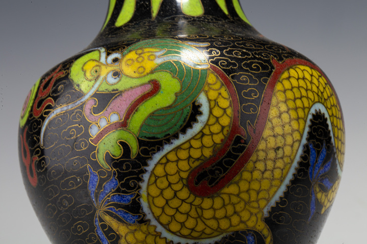 古玩銅器·銅胎掐絲琺瑯雙龍戲珠紋瓶
真品鑒賞圖