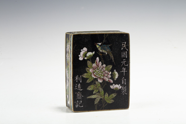 古玩銅器·銅胎掐絲琺瑯富貴白頭花鳥紋四方蓋盒
真品鑒賞圖