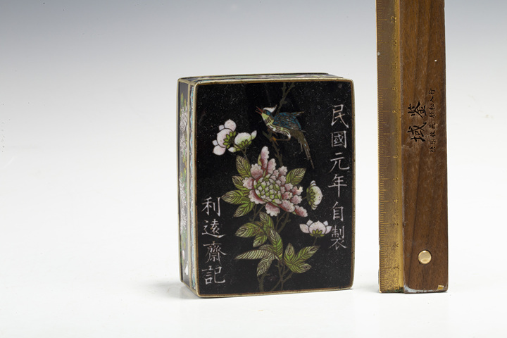 古玩銅器·銅胎掐絲琺瑯富貴白頭花鳥紋四方蓋盒
真品鑒賞圖