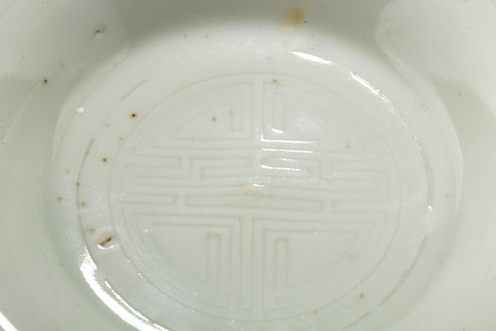 古玩陶瓷民國·白釉暗刻團壽紋小碟真品鑒賞圖