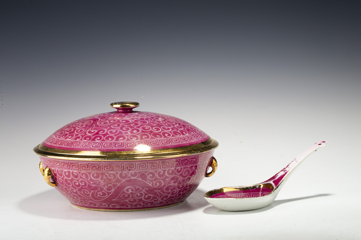 古玩陶瓷·胭脂紅描金穿花龍紋蓋鍋湯勺一組
真品鑒賞圖