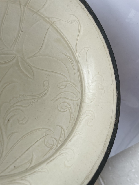 古玩陶瓷定窯白瓷刻萱草紋盤真品鑒賞圖