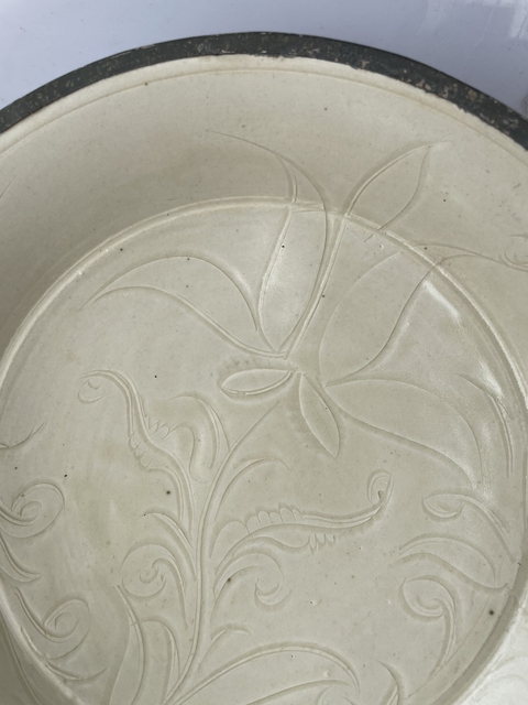 古玩陶瓷定窯白瓷刻萱草紋盤真品鑒賞圖