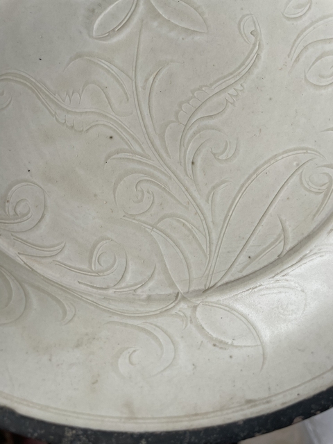 古玩陶瓷定窯白瓷刻萱草紋盤真品鑒賞圖