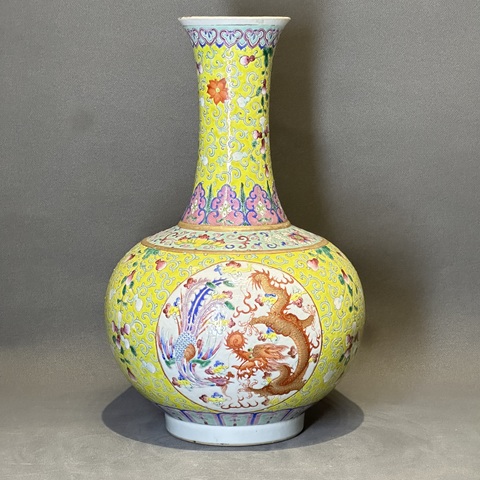 古玩陶瓷黃地粉彩福壽開窗龍鳳紋賞瓶真品鑒賞圖