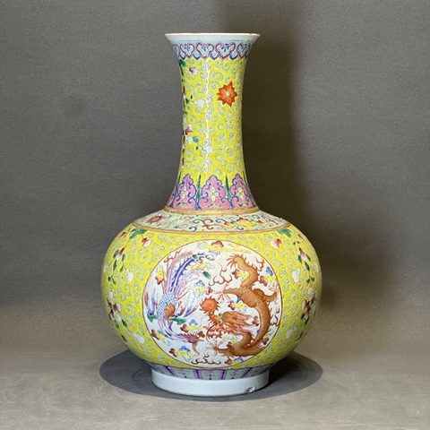 古玩陶瓷黃地粉彩福壽開窗龍鳳紋賞瓶真品鑒賞圖