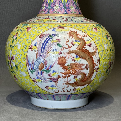 古玩陶瓷黃地粉彩福壽開窗龍鳳紋賞瓶真品鑒賞圖