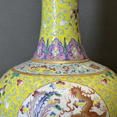 古玩陶瓷黃地粉彩福壽開窗龍鳳紋賞瓶真品鑒賞圖