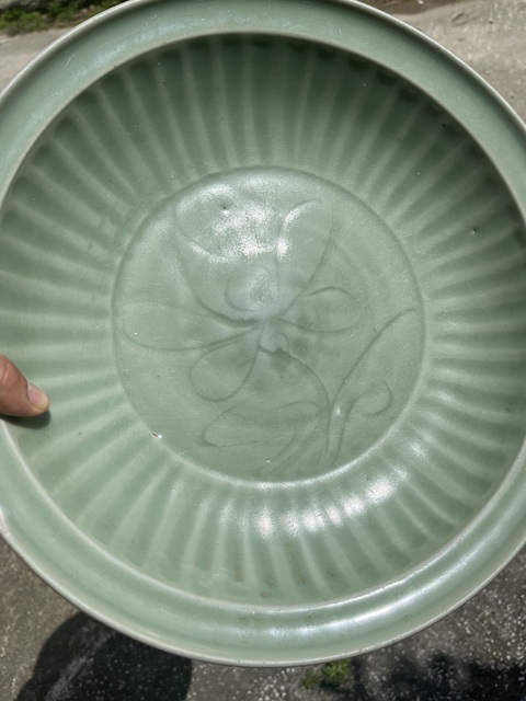 古玩陶瓷元代龍泉窯刻花盤真品鑒賞圖