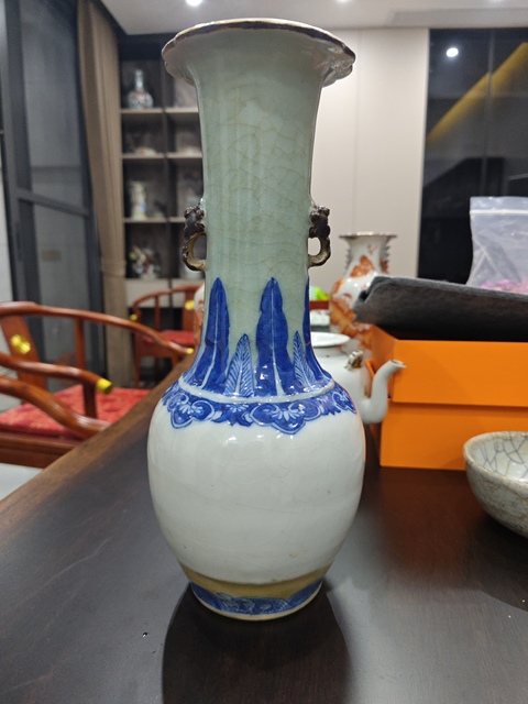 古玩陶瓷豆青釉青花獅耳花口瓶真品鑒賞圖