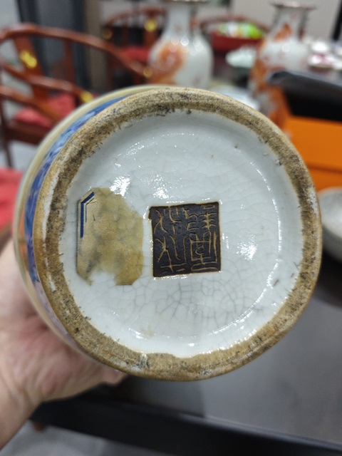 古玩陶瓷豆青釉青花獅耳花口瓶真品鑒賞圖