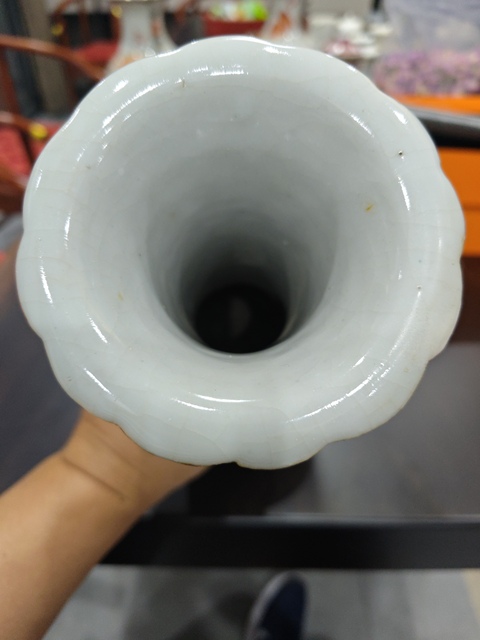 古玩陶瓷豆青釉青花獅耳花口瓶真品鑒賞圖