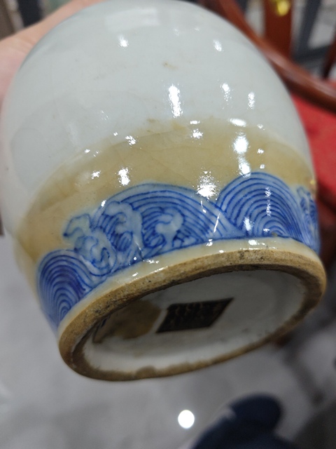 古玩陶瓷豆青釉青花獅耳花口瓶真品鑒賞圖
