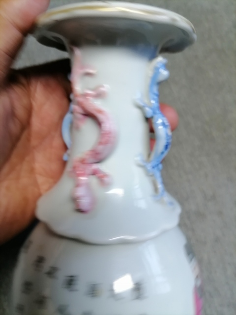 古玩陶瓷人物紋粉彩瓶真品鑒賞圖