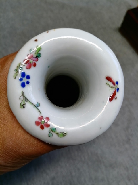 古玩陶瓷人物紋粉彩瓶真品鑒賞圖