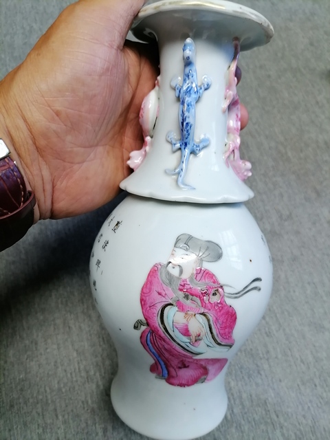 古玩陶瓷人物紋粉彩瓶真品鑒賞圖