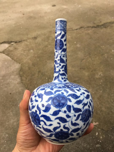 古玩陶瓷康熙纏枝花卉錐把瓶拍賣,當前價格8500元