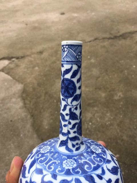 古玩陶瓷康熙纏枝花卉錐把瓶拍賣,當前價格8500元