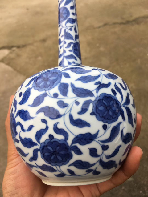 古玩陶瓷康熙纏枝花卉錐把瓶拍賣,當前價格8500元