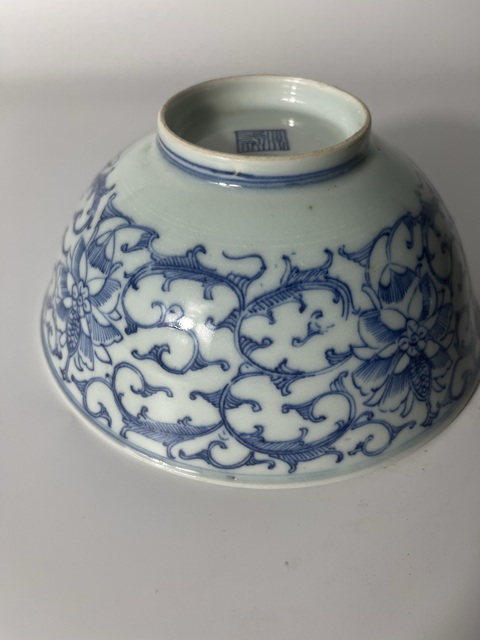 古玩陶瓷嘉慶纏枝蓮紋青花碗真品鑒賞圖