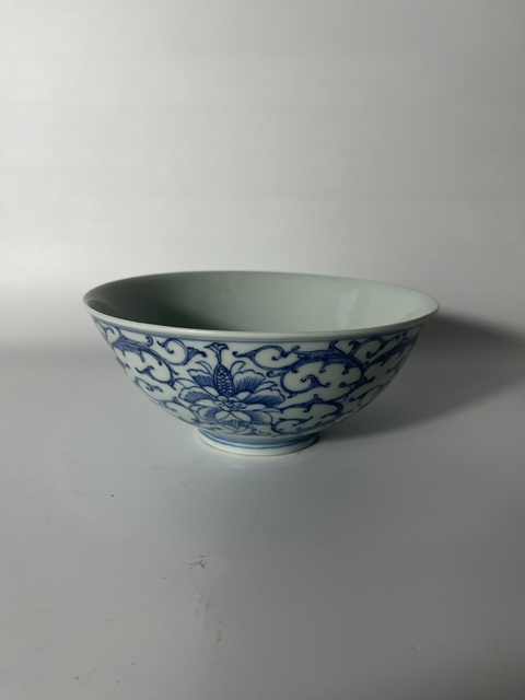 古玩陶瓷嘉慶纏枝蓮紋青花碗真品鑒賞圖
