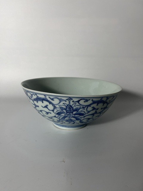 古玩陶瓷嘉慶纏枝蓮紋青花碗真品鑒賞圖