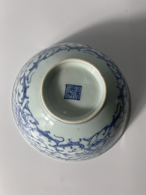 古玩陶瓷嘉慶纏枝蓮紋青花碗真品鑒賞圖