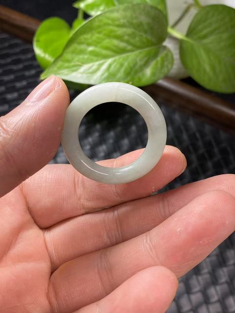 古玩玉器清代天然翡翠雕“素紋環(huán)”拍賣,當(dāng)前價(jià)格300元