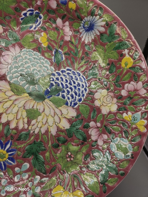 古玩陶瓷花卉紋粉彩盤真品鑒賞圖