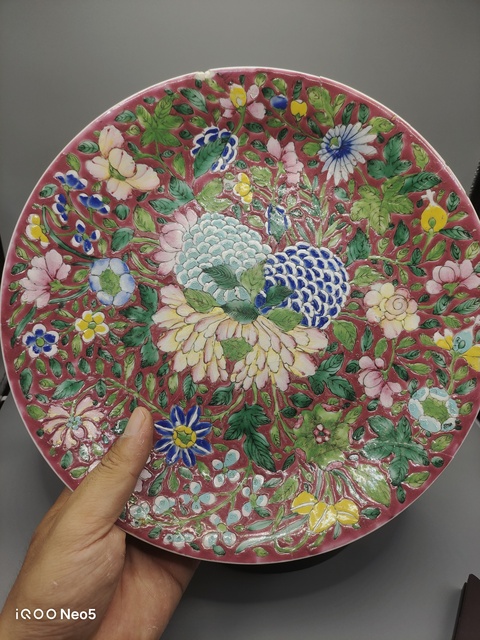 古玩陶瓷花卉紋粉彩盤真品鑒賞圖