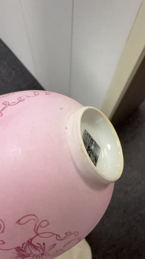 古玩陶瓷宮粉地胭脂紅花卉紋蓋碗真品鑒賞圖