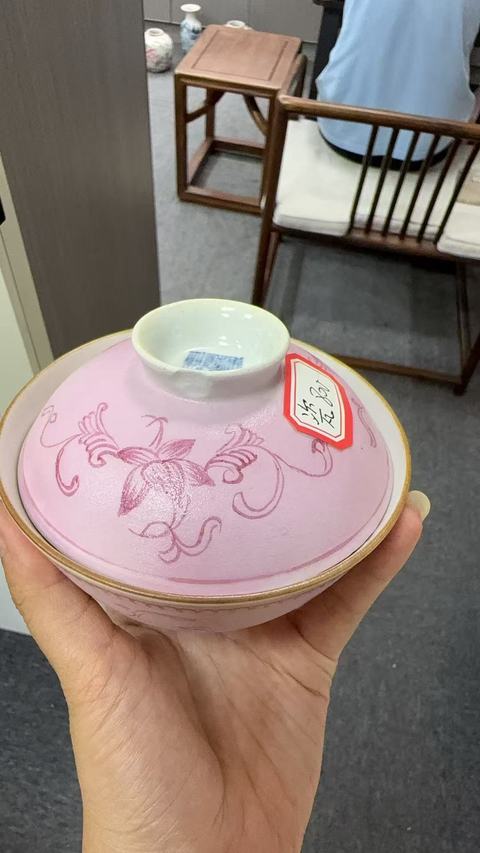 古玩陶瓷宮粉地胭脂紅花卉紋蓋碗真品鑒賞圖