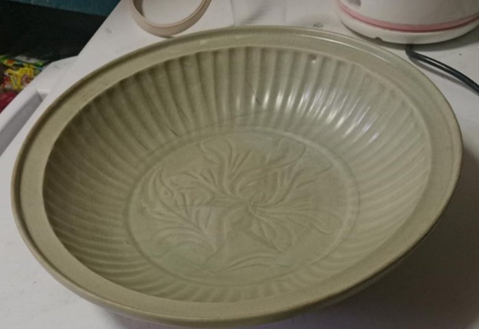 古玩陶瓷龍泉青瓷刻花盤真品鑒賞圖