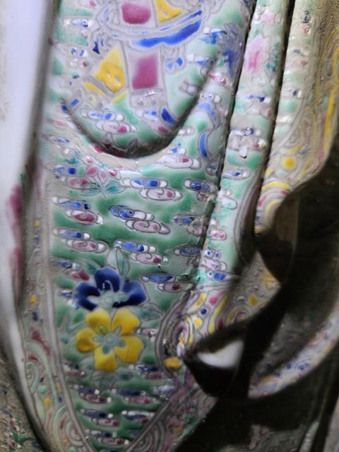 古玩陶瓷粉彩花卉觀音雕像真品鑒賞圖