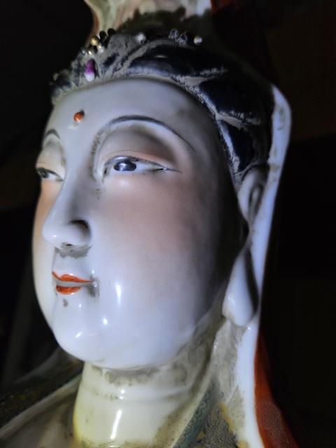 古玩陶瓷粉彩花卉觀音雕像真品鑒賞圖