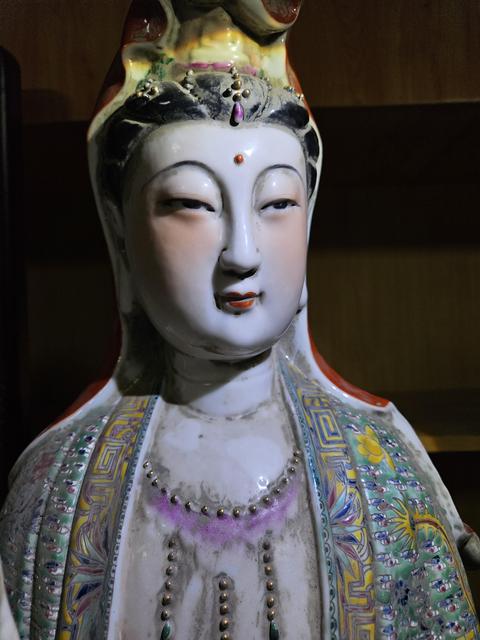 古玩陶瓷粉彩花卉觀音雕像真品鑒賞圖