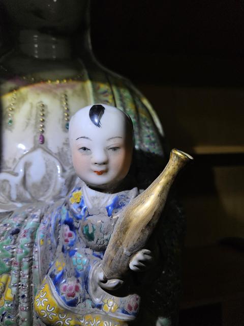 古玩陶瓷粉彩花卉觀音雕像真品鑒賞圖