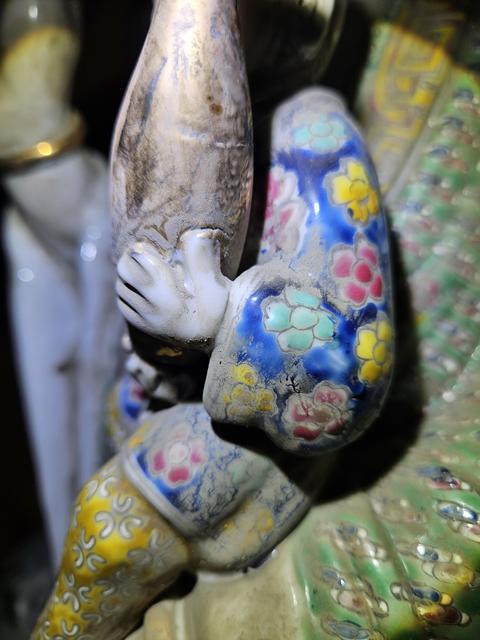 古玩陶瓷粉彩花卉觀音雕像真品鑒賞圖