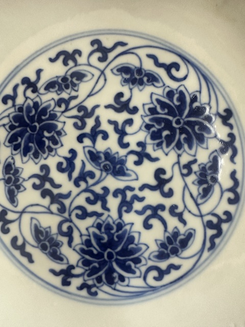 古玩陶瓷青花纏枝花卉盤真品鑒賞圖