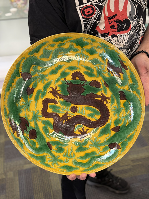 古玩陶瓷民國素三彩云龍趕珠紋碗真品鑒賞圖