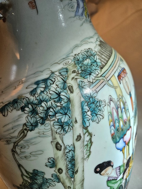 古玩陶瓷粉彩人物故事雙耳瓶真品鑒賞圖