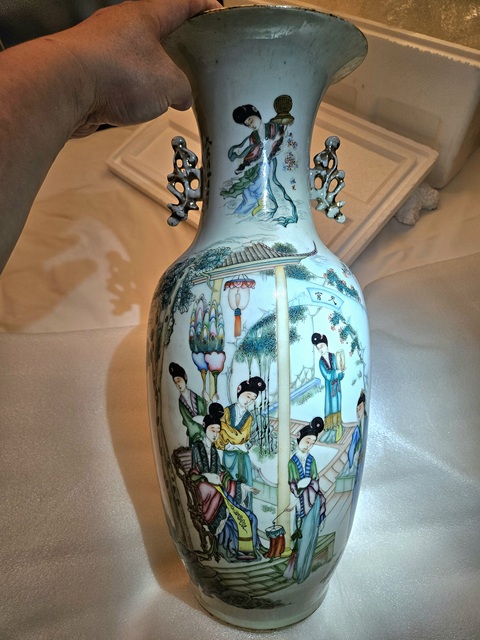 古玩陶瓷粉彩人物故事雙耳瓶真品鑒賞圖