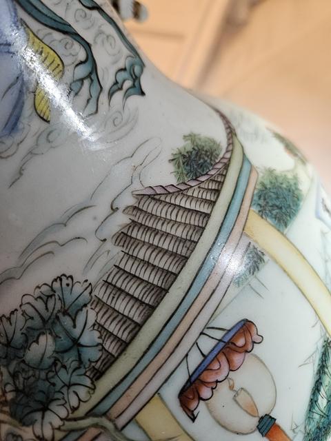古玩陶瓷粉彩人物故事雙耳瓶真品鑒賞圖