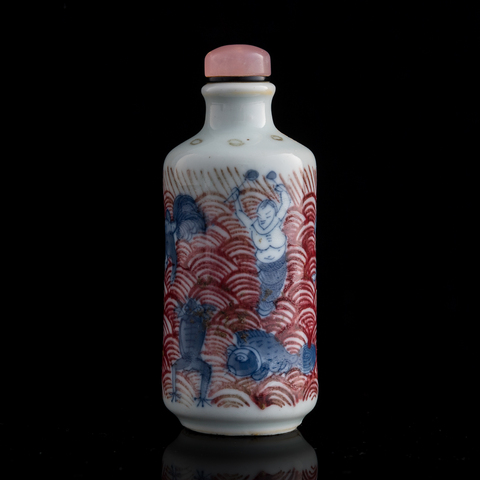 古玩陶瓷青花釉里紅人物故事紋鼻煙壺真品鑒賞圖