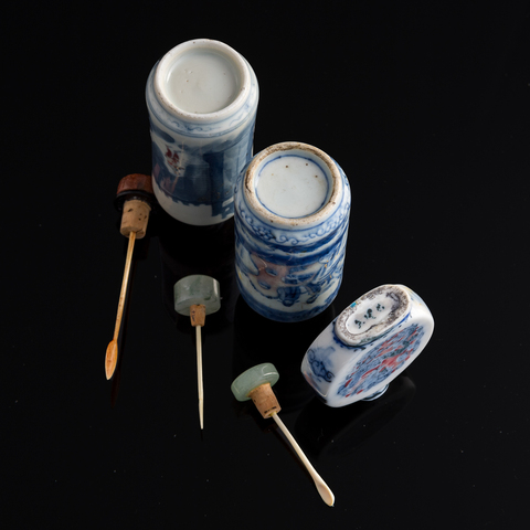 古玩陶瓷青花釉里紅人物故事紋鼻煙壺真品鑒賞圖