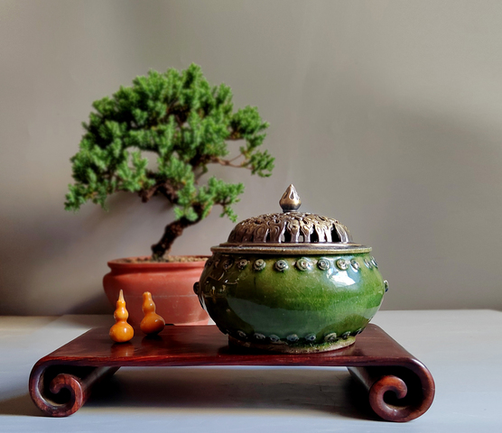 古玩陶瓷雅致的清代綠釉鼓釘紋香爐拍賣,當前價格2345元